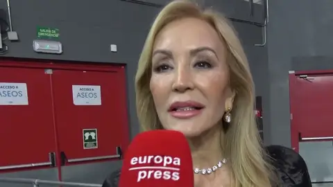 Carmen Lomana dedica unos minutos a la prensa Carmen Lomana dedica unos minutos a la prensa