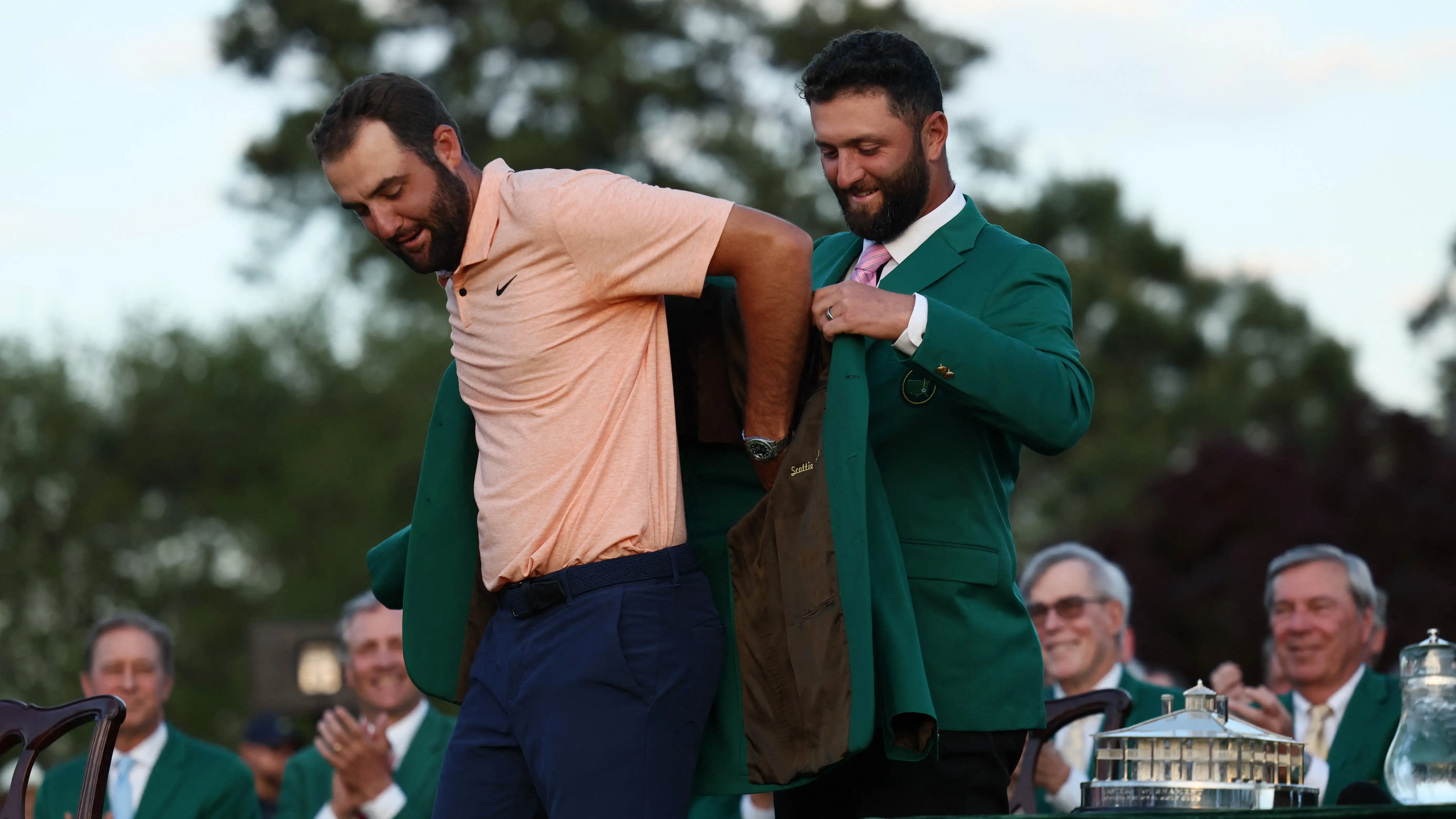 Jon Rahm coloca la chaqueta verde a Scottie Scheffler