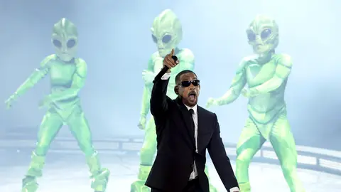 Will Smith actuando en el Festival de Coachella 2024 como un Hombre de Negro Will Smith actuando en el Festival de Coachella 2024 como un Hombre de Negro