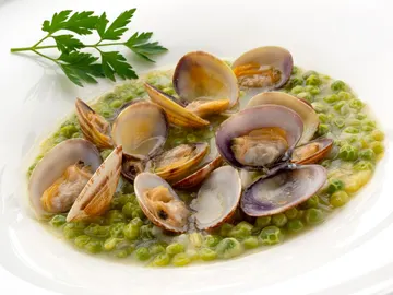 Guisantes con almejas, de Arguiñano: "Es un plato muy sencillo, pero es una maravilla" Guisantes con almejas, de Arguiñano: "Es un plato muy sencillo, pero es una maravilla"
