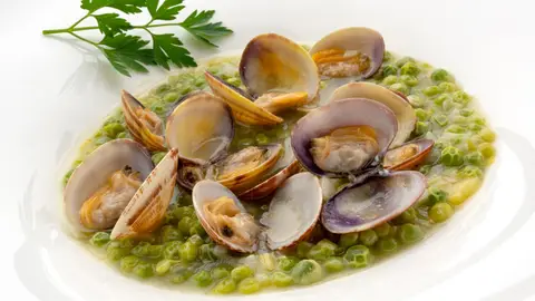 Guisantes con almejas, de Arguiñano: "Es un plato muy sencillo, pero es una maravilla" Guisantes con almejas, de Arguiñano: "Es un plato muy sencillo, pero es una maravilla"