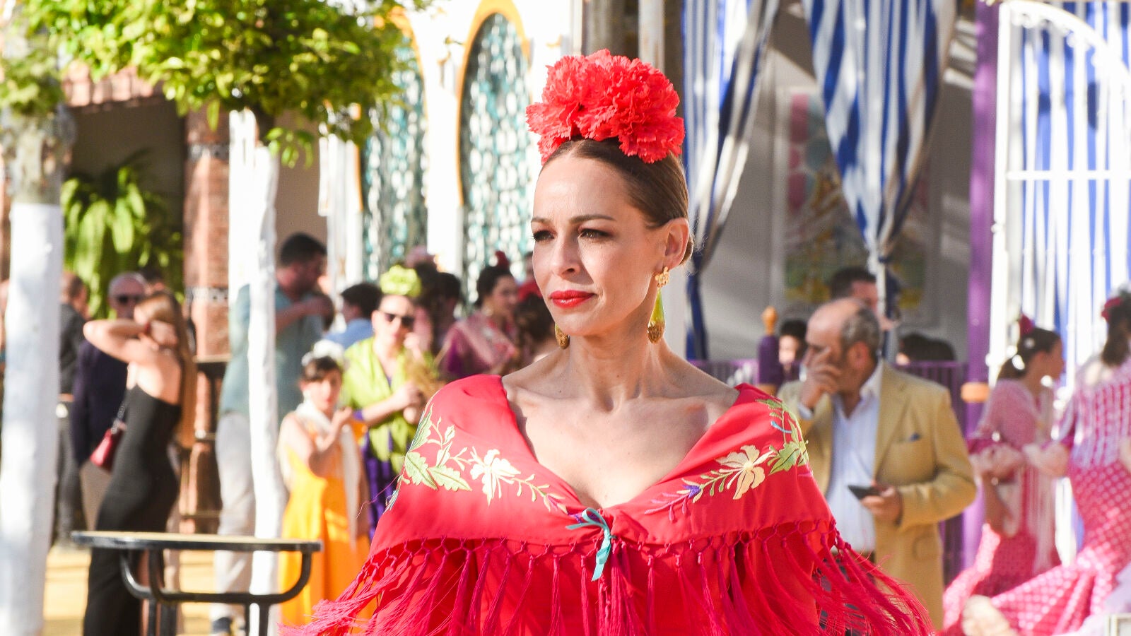 Eva González, feliz y espectacular con un traje de flamenca rojo en la Feria de Mairena del Alcor