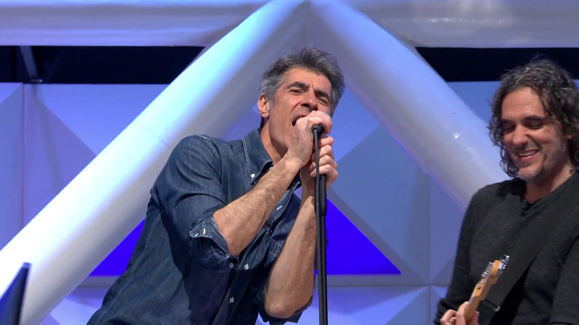 Jorge Fern&aacute;ndez se estrena como cantante al grito de &ldquo;&iexcl;Voy a pas&aacute;rmelo bien!&rdquo;