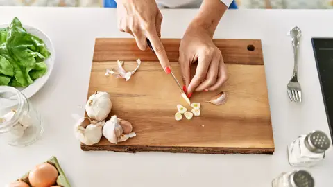 Persona cortando ajos Persona cortando ajos
