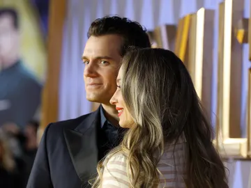 Henry Cavill y su novia Natalie Viscuso en la premiere de Argylle en Londres Henry Cavill y su novia Natalie Viscuso en la premiere de Argylle en Londres