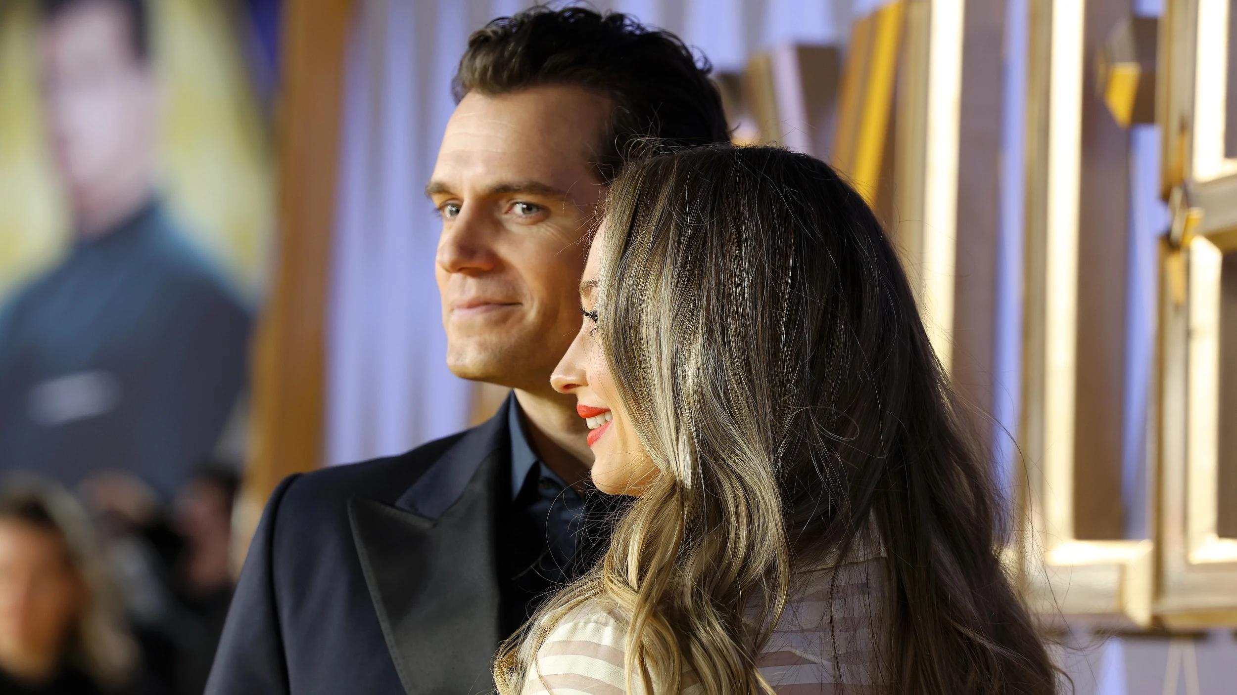 Henry Cavill y su novia Natalie Viscuso en la premiere de Argylle en Londres
