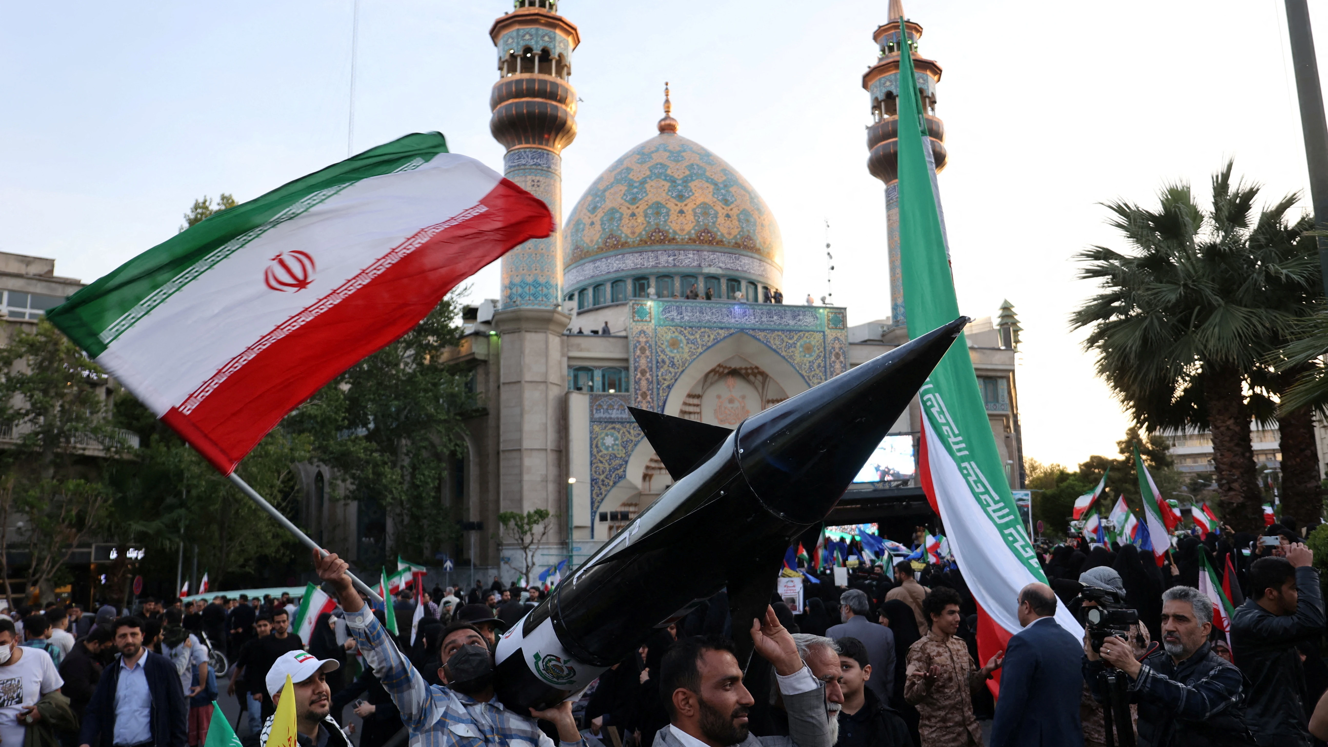 Iraníes celebran el ataque a Israel Iraníes celebran el ataque a Israel