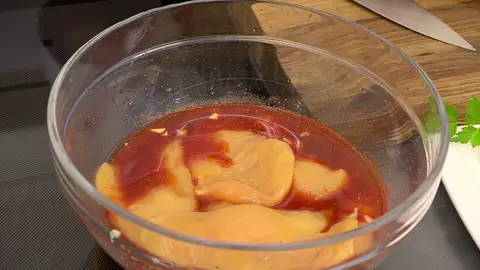 Filetea el pollo e introduce los filetes en el bol Filetea el pollo e introduce los filetes en el bol