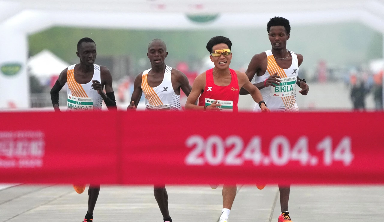 El chino He Jie se impone a los atletas etíopes