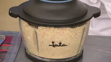 Tritura los ingredientes y esparce la mezcla sobre una fuente
