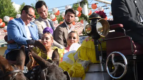 Alba Silva y Sergio Rico, con amigos en la Feria de Sevilla Alba Silva y Sergio Rico, con amigos en la Feria de Sevilla