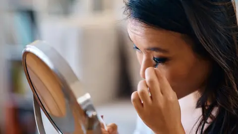 Colocándose pestañas postizas Colocándose pestañas postizas