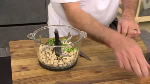 Tritura los ingredientes hasta conseguir una pasta homogénea Tritura los ingredientes hasta conseguir una pasta homogénea