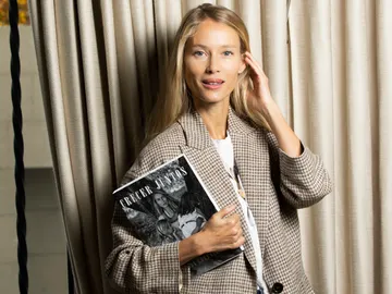 Vanesa Lorenzo posando con un libro. Vanesa Lorenzo posando con un libro.