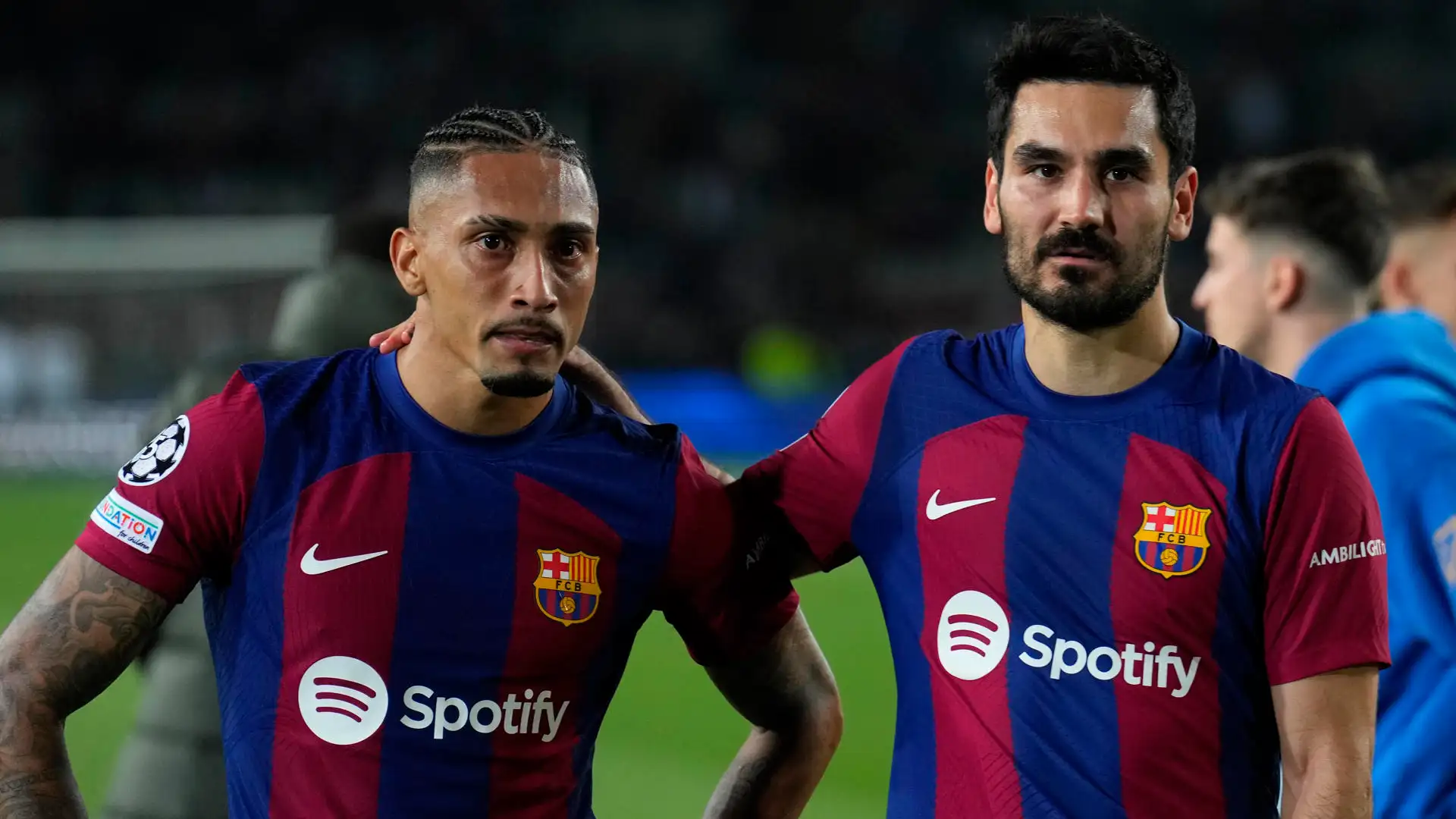 G&uuml;ndogan (d) junto a Raphinha tras la eliminaci&oacute;n