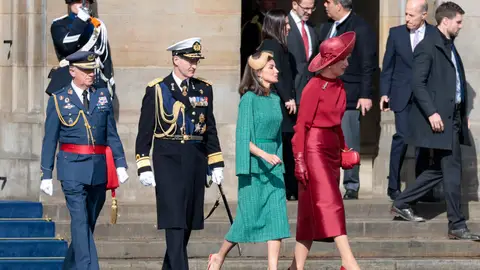 Los Reyes son recibidos con honores en Holanda Los Reyes son recibidos con honores en Holanda