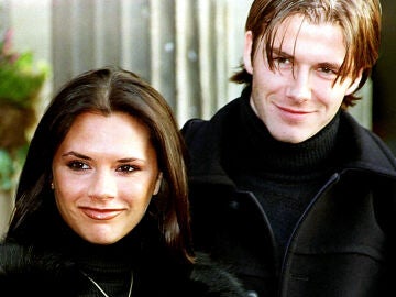 Victoria Beckham y David, en 1998