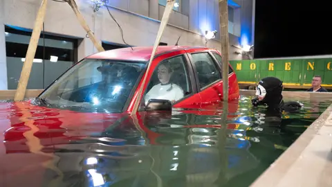 Marta se enfrenta a su reto más peligroso... ¡salir de un coche que se está inundando! Marta se enfrenta a su reto más peligroso... ¡salir de un coche que se está inundando!