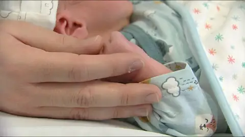 El testigo que denunció al matrimonio que dejó solo a su bebé de 6 meses en el hotel: "Vi un comportamiento raro" El testigo que denunció al matrimonio que dejó solo a su bebé de 6 meses en el hotel: "Vi un comportamiento raro"