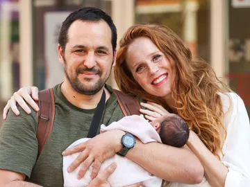 María Castro y José Manuel Villalba, a la salida del hospital con su hija María Castro y José Manuel Villalba, a la salida del hospital con su hija