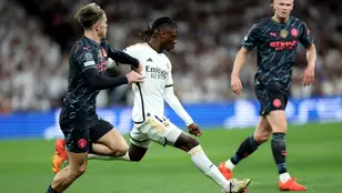 Camavinga dispara ante Grealish en la ida de cuartos de final de Champions en el Bernabéu