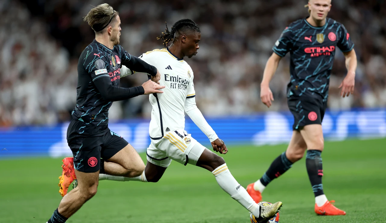 Camavinga dispara ante Grealish en la ida de cuartos de final de Champions en el Bernabéu