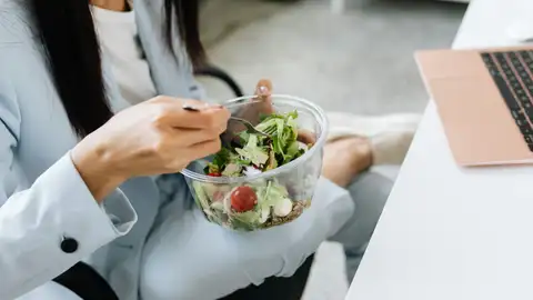 Comiendo en el trabajo Comiendo en el trabajo