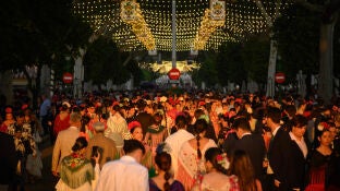 J&oacute;venes en la Feria de Abril de Sevilla