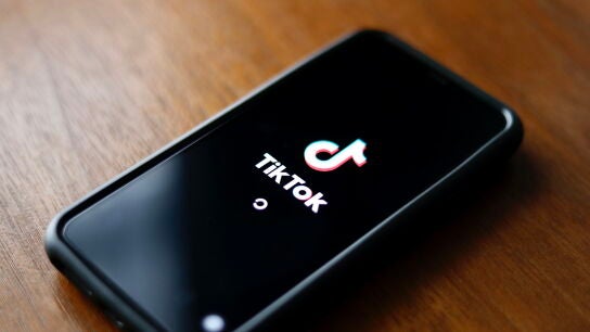 Aplicaci&oacute;n Tiktok en un m&oacute;vil