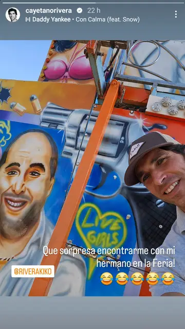 Cayetano Rivera bromea con un grafiti de su hermano Kiko Cayetano Rivera bromea con un grafiti de su hermano Kiko