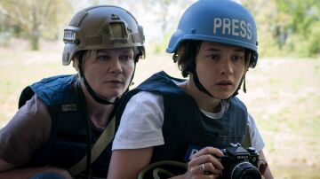 Kirsten Dunst y Cailee Spaeny en la película Civil War