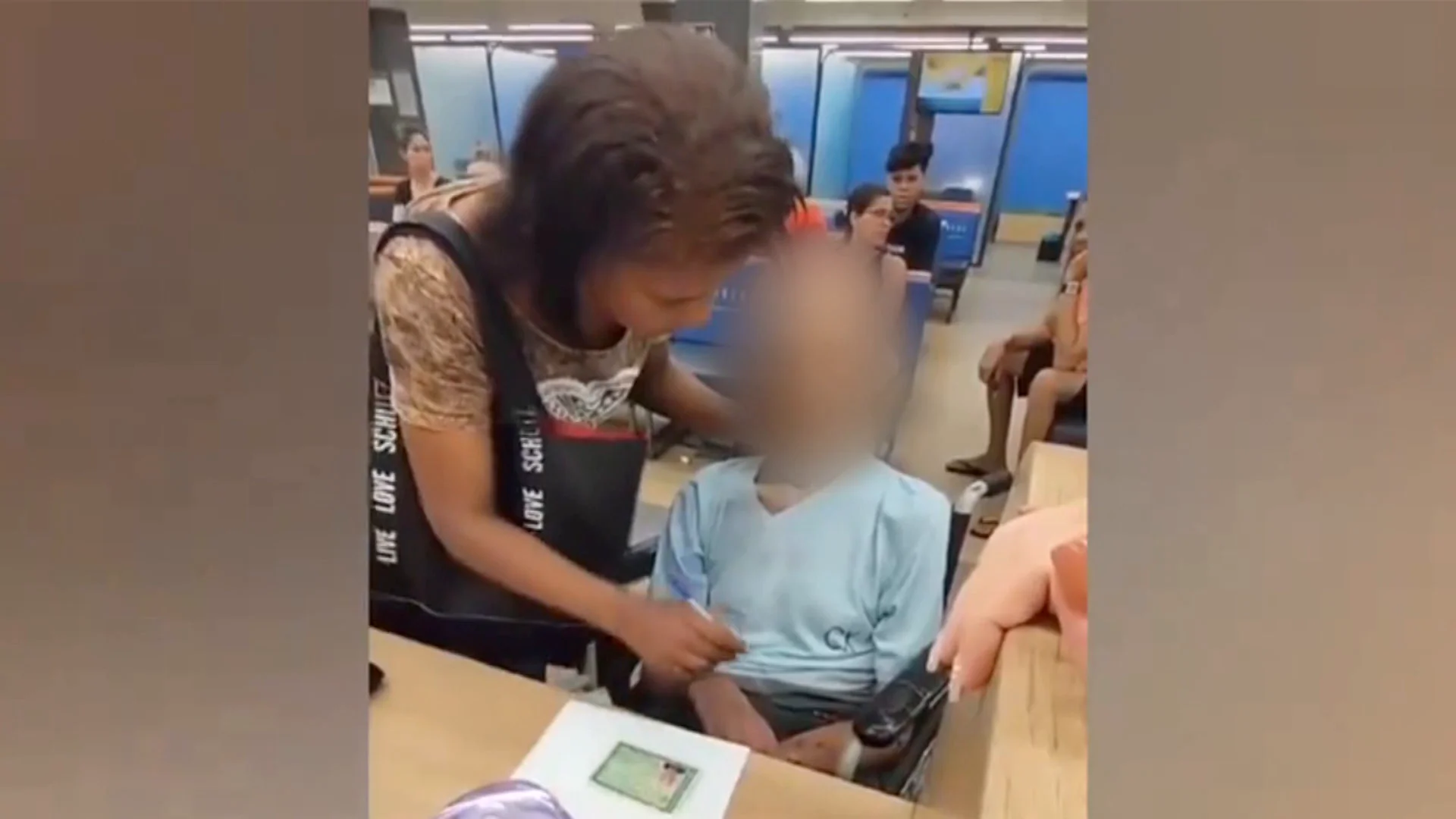 Lleva a su tío muerto al banco Lleva a su tío muerto al banco