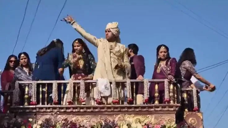 Empresario indio repartiendo dinero Empresario indio repartiendo dinero