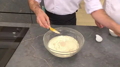 Mezcla los ingredientes hasta que desaparezca la harina Mezcla los ingredientes hasta que desaparezca la harina