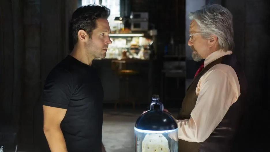 Paul Rudd y Michael Douglas en Ant-Man Paul Rudd y Michael Douglas en Ant-Man