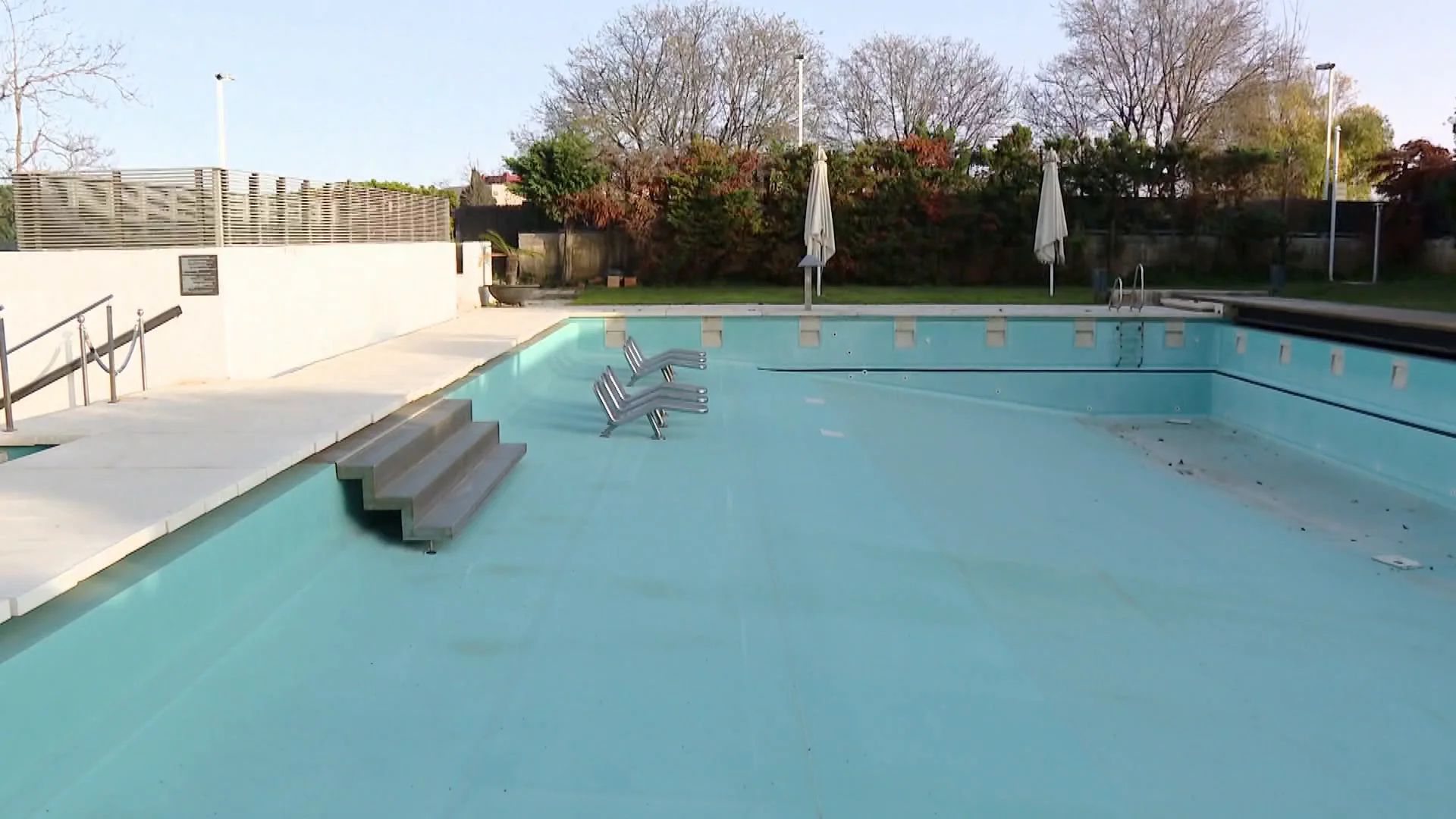 Una piscina vac&iacute;a