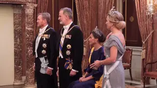 Los reyes Felipe VI y Letizia se encuentran con la familia real holandesa: el besamanos de la reina en taburete