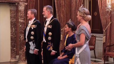 Los reyes Felipe VI y Letizia se encuentran con la familia real holandesa: el besamanos de la reina en taburete