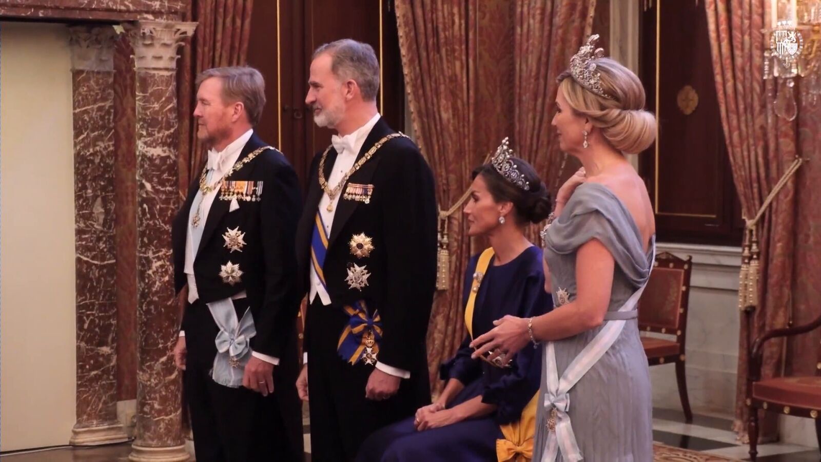 Los reyes Felipe VI y Letizia se encuentran con la familia real holandesa: el besamanos de la reina en taburete