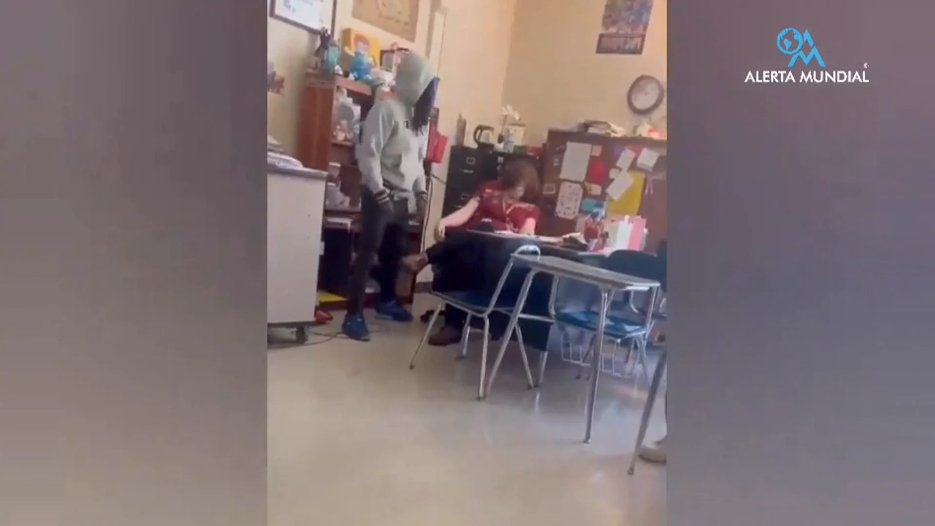 Agrede a su profesora