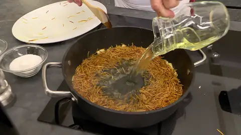 Incorpora los fideos, vierte el caldo, sazona Incorpora los fideos, vierte el caldo, sazona