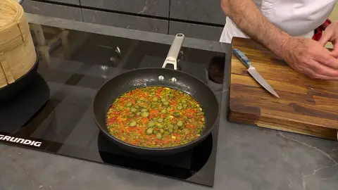 Vierte el vinagre y cocina los ingredientes Vierte el vinagre y cocina los ingredientes