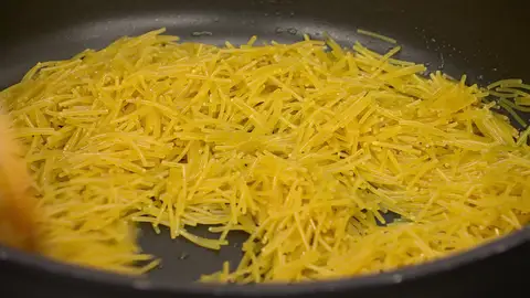 Agrega los fideos y cocínalos hasta que se doren Agrega los fideos y cocínalos hasta que se doren