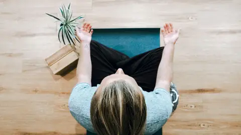 Mujer haciendo ejercicios de relajación Mujer haciendo ejercicios de relajación