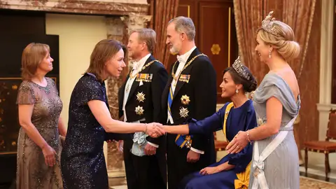 La reina Letizia, sentada durante el besamanos previo a la cena de gala con los reyes de Países Bajos a causa del neuroma de Morton que padece Los síntomas del neuroma de Morton, la dolencia que sufre la reina Letizia