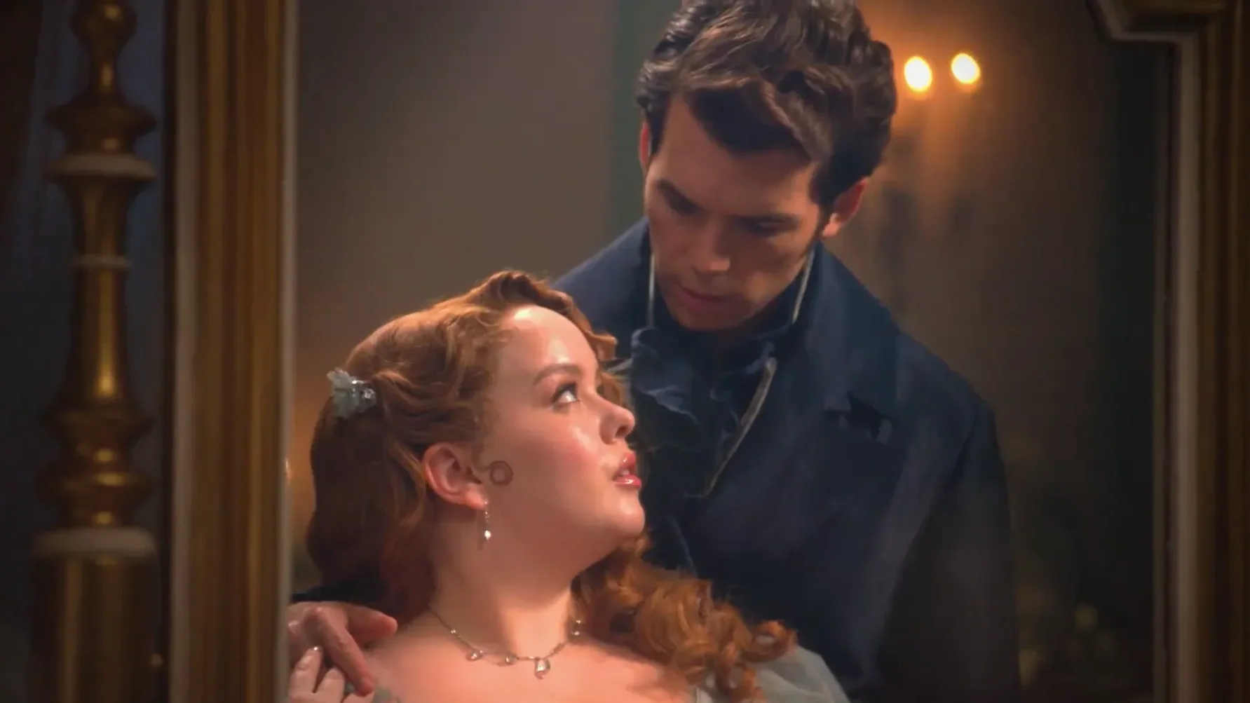 Nicola Coughlan y Luke Newton como Penelope y Colin en Los Bridgerton