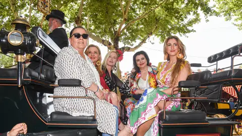 María del Monte e Inmaculada Casal, en coche de caballos María del Monte e Inmaculada Casal, en coche de caballos