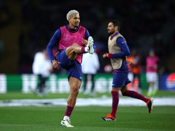 Araújo y Gündogan calientan antes de un partido de Champions League