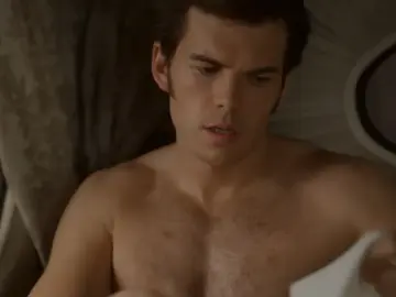 Luke Newton es Colin Bridgerton Luke Newton es Colin Bridgerton