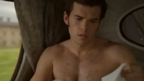 Luke Newton es Colin Bridgerton Luke Newton es Colin Bridgerton